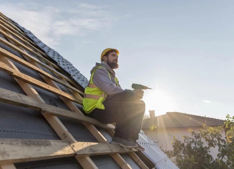 Couvreur THERIZOL HABITAT travaillant sur une toiture