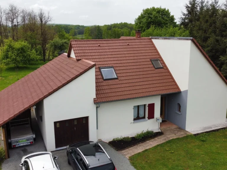 Maison avec toiture et façade après rénovation